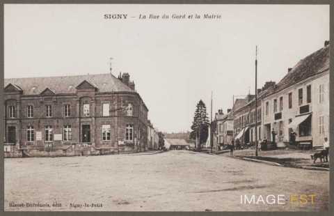 La rue du Gard et la mairie (Signy-le-Petit)